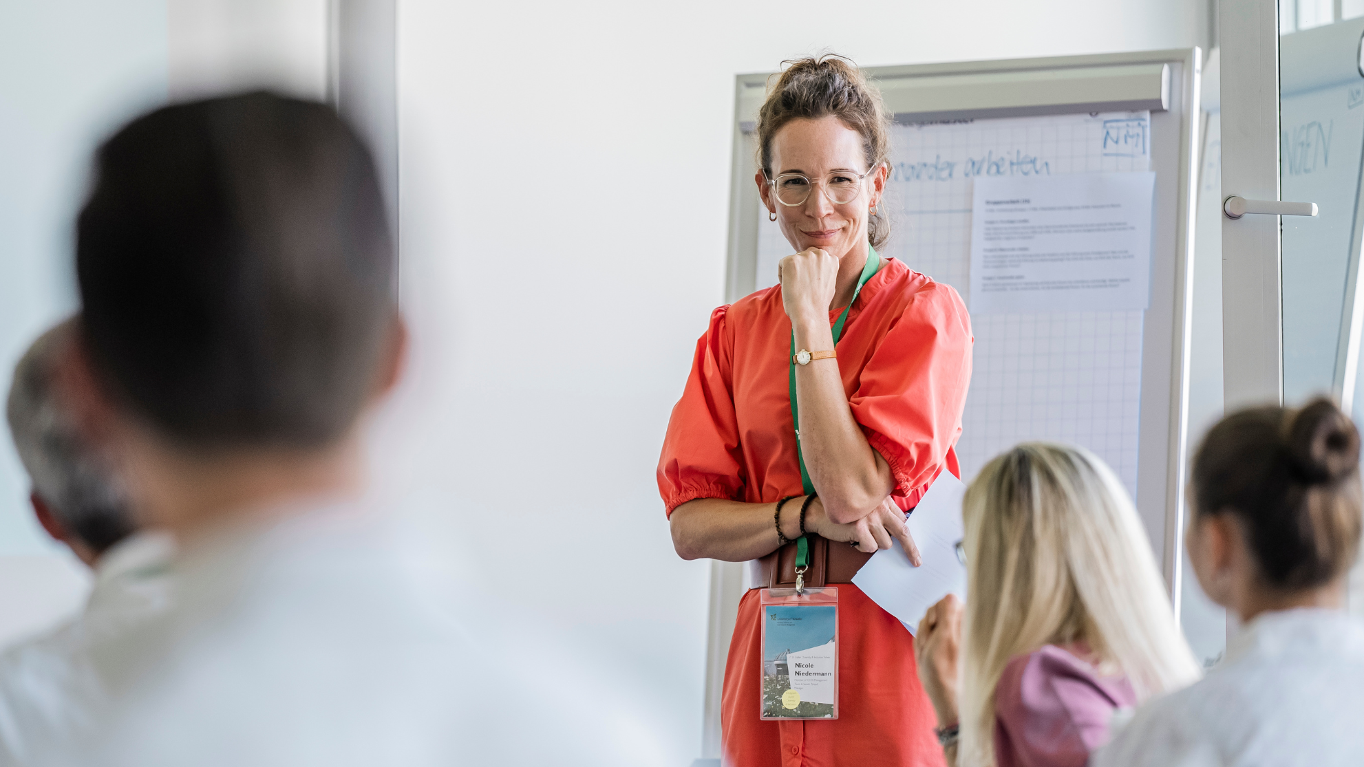 Trainerin leitet Workshop zu Unconscious Bias vor einer Gruppe von Teilnehmenden