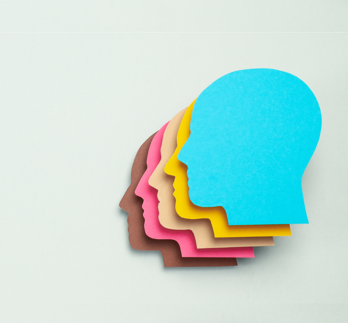 Bunte Silhouetten von Köpfen in verschiedenen Farben, die übereinander gestapelt sind und Vielfalt, Gerechtigkeit und Inklusion symbolisieren, begleitet von der Frage 'Was ist Diversity, Equity und Inclusion?