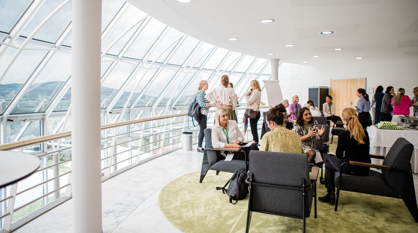 Menschen in einer Lounge diskutieren während der St. Galler Diversity & Inclusion Week