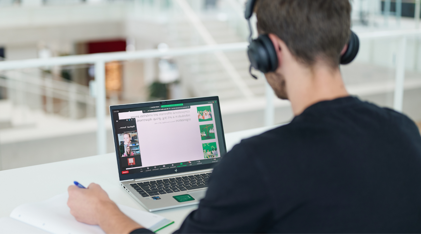 Person nimmt an einer DE&I Online-Session teil, zeigt einen Laptop mit einer DE&I-Präsentation