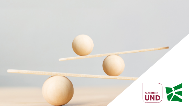 Drei Bälle balancieren auf Holzstäben, symbolisieren Vereinbarkeit und Balance im Arbeitsleben